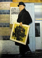 Az elégedett vásárló egy Brassau-képpel hagyja el a galériát