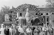 Andrássy (Sztálin) út - Dózsa György út sarok, 1952. május 1-i felvonulás a Sör- és Szeszipari Igazgatóság hatalmas installációjával