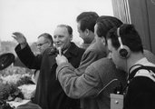 Ötvenhatosok tere (Felvonulási tér), dísztribün, május 1-i riport Kádár Jánossal, mögötte Kiss Károly, a riporter Szepesi György (1960)