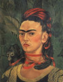 Összenőtt szemöldökű, rendkívül jellegzetes arcú nő láttán Frida Kahlóra gyanakodj. Kahlo azután kezdett el festeni, hogy egy buszbalesetben súlyosan megsérült a méhe, a gerince, a bordái, a medencéje és a kulcscsontja. Első önarcképe egy évvel a baleset után, 1926-ban készült el