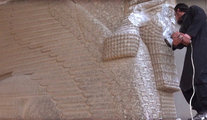 Az ISIS egy tagja fúróval rombolja szét az ókori Ninive szobrait