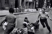 Egy rendőrtiszt fogócskázik a harlemi gyermekekkel (1978)