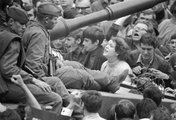 Tüntetők és a szovjet katonák