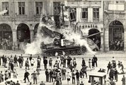Egy szovjet tank belegázol egy prágai épületbe