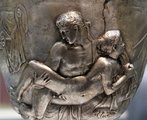 Két férfi közti szexjelenet ábrázolása egy 1. századinak tartott római csészén