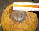 Előbukkan a letisztított 17 cmes bomba gyújtólyuka