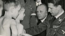 Leonardo Conti (j), az ún. Reichsgesundheitsführer (birodalmi egészségügyi vezető), a T4 akció egyik felelőse gyermekeket vizsgál.