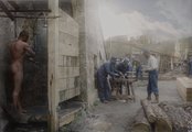 Egy baka vesz éppen fürdőt Craonnelle-ben, miközben néhány méterre tőle társai faépületet húznak fel 1915 augusztusában