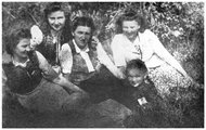 Lepa Radić (fehér blúzban) unokatestvéreivel szülőfalujában közvetlenül a háború előtt, 1941.