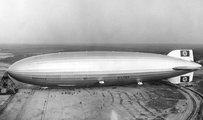 A Hindenburg Lakehurstben, 1936 májusában. 14 hónapnyi működése alatt végig a nemrég bevezetett, horogkeresztes német zászló alatt repült. Az oldalára festett olimpiai karikák az 1936-os berlini játékokat hirdették.