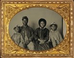 Ismeretlen afro-amerikai katona unionista egyenruhában feleségével és lét lányával (1863 után)