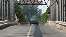 Viktor Silov áthajt a határon a záhonyi hídon