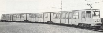 A Ganz–MÁVAG és Ganz Villamossági Művek által gyártott, a millenniumi kocsik helyett 1973-ban forgalomba állított háromrészes, csuklós szerelvények egyike (14)