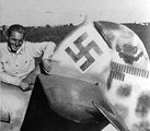Erich Hartmann Messerschmitt BF109-e farokrészénél, amelyen győzelmeit rögzítette