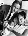 Hepburn Mel Ferrerrel és gyermekükkel, Seannal