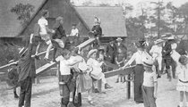 Napról napra zsúfolásig megtelt a gyermekek játszóhelye – az első városligeti játszótér – az Állatkert területén az 1910-es években (13)