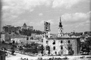 Előtérben a budai szerb templom, háttérben az Alexandriai Szent Katalin-plébániatemplom, 1945