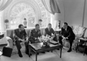 (b-j) Earle Wheeler vezérkari főnök, William Westmoreland tábornok, Robert McNamara védelmi miniszter és Lyndon Johnson elnök 1967-ben