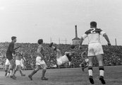 Újpest, Megyeri út, UTE (Dózsa) pálya a Megyeri úti kapu felől nézve. Bp. Dózsa - Szombathelyi Lokomotív (5-3) bajnoki mérkőzés, 1950