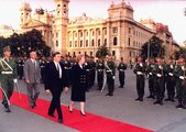 1990 szeptemberében Margaret Thatcher, az Egyesült Királyság miniszterelnöke Budapestre látogatott. A korabeli politikusok világszerte megbecsülték Antallt és rajta keresztül az országot.