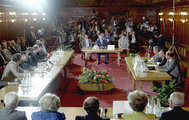 A politikai egyeztető tárgyalás résztvevői a Parlament Vadásztermében 1989 nyarán. A jobb oldali asztalnál az MSZMP képviselői, szemben Szűrös Mátyás, az Országgyűlés elnöke, bal oldalon pedig az Ellenzéki Kerekasztal képviselői foglaltak helyet.