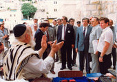 Id. Antall József emléktábláját 1991-ben avatták fel Izraelben. Az eseményre Antall József  is meghívást kapott. Ő volt az első magyar miniszterelnök, aki a közel-keleti országba látogatott.