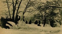 Így történt, hogy a havas februári vasárnap délelőttjén mintegy húsztagú művészcsoport ütött tanyát Vajdahunyad vára mellett, és a tél örömeit élvező városligeti közönség nagy álmélkodására, hozzáfogott a munkához (8)