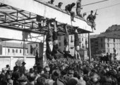 Mussolinit végül egy benzinkút tetőszerkezetére lógatták fel