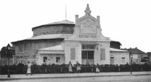 Az Állatkert rekonstrukciójának megkezdése előtt, 1908-ban a mobil cirkuszépületet az új igazgató telepítette át, saját költségén a végleges helyére: korábbi otthonának kerítésén kívülre, az Állatkerti út mellé. A képen a Beketow Cirkusz korabeli képeslapon megörökített épülete (7)