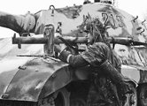 Német katona egy Panzerschreckkel készül tüzelni a második világháborúban (kép forrása: Pinterest)