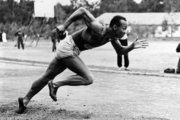 Jesse Owens Dassler-féle cipőjében (kép forrása: documentarytube.com)