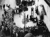Weidmannt elhelyezik a guillotine előtt, amelynek pengéje néhány pillanattal később lezuhan