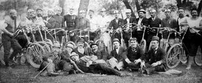 A természetbe kiránduló kerékpárosok csoportja 1900-ban. A zötyögős, kockaköves fővárosi utak és a rossz belvárosi levegő miatt sokkal kellemesebb volt a kerékpározás fák, virágok között, a gondozott ligeti sétányokon (Fortepan / Wein Sarolta)
