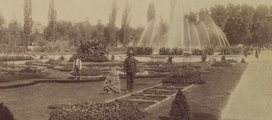 A Városligeti sétány (Körönd) rendezett virágágyásai és kifogástalan pázsitja a növényzet gondozásával, locsolásával és őrzésével megbízott parkfelügyelőkkel, 1890 körül (Klösz György felvétele, részlet, Fortepan / Budapest Főváros Levéltára. Levéltári jelzet: HU.BFL.XV.19.d.1.08.001)