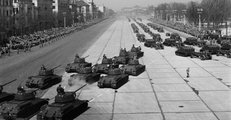 Tankok vonulnak végig a lebetonozott Felvonulási tér hatalmas kősivatagán az 1958-as, április 4-ei ünnepi díszszemlén (Fortepan / Kotnyek Antal)