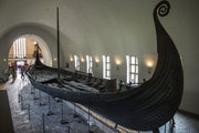 A Norvégiában talált osebergi hajó az oslói Viking Hajó Múzeumban (kép forrása: National Geographic)