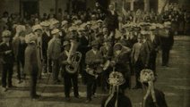Torontáli sváb búcsúsok felvonulása, saját zenekarukkal a néprajzi faluban, 1896-ban (Weinwurm Antal felvétele, Vasárnapi Újság, 1896. 22. szám)