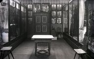 Kiállítási enteriőr matyó, dunántúli népviseleteket bemutató vitrinekkel, az iparcsarnoki állandó kiállítás részlete (1910-es évek, Néprajzi Múzeum, Fényképtár)