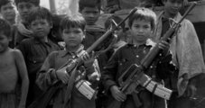 Vörös khmer gyermekkatonák (kép forrása: All That's Interesting)