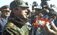 Borisz Gromov vezérezredes az üzbegisztáni Termez határvárosban az Afganisztánban állomásozó utolsó csapatok kivonulása után, 1989. (kép forrása: sputniknews.com)
