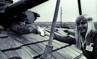 Cicciolina és egy szovjet katona a béke galambjával (kép forrása: alfahir.hu)