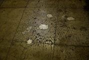Robbanások nyomai a börtön padlóján (kép forrása: Flickr)