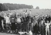 A már a függetlenségre törekvést jelző Észtország Dala fesztiválon megjelent tömeg 1988. szeptember 11-én (kép forrása: estonianworld.com)