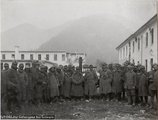 Olasz hadifoglyok Tolmeinnél (kép forrása: Wikimedia Commons)