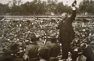 Theodore Roosevelt volt amerikai elnök egy toborzóeseményen beszél 1917 júniusában (kép forrása: Fine Art America)