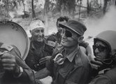 Ariél Sáron és Móse Dajan a Szuezi-csatornán történt átkelés után, az 1973-as jóm kippúri háborúban (kép forrása: Reddit)