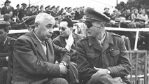 Dajan vezérkari főnökként Pinhasz Lavon akkori hadügyminiszterrel 1953-ban, a háttérben Simón Peresz (kép forrása: timesofisrael.com)