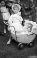 1958, a fővárosi játékboltok játék-, baba- és gyermekkocsi-szépségverseny egyik győztese