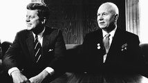 Kennedy Nyikita Hruscsov szovjet pártfőtitkárral 1961-ben Bécsben (kép forrása: 24.hu)