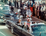 Kennedy és felesége az elnöki gépjárműben néhány perccel a merénylet előtt (kép forrása: boston.com)